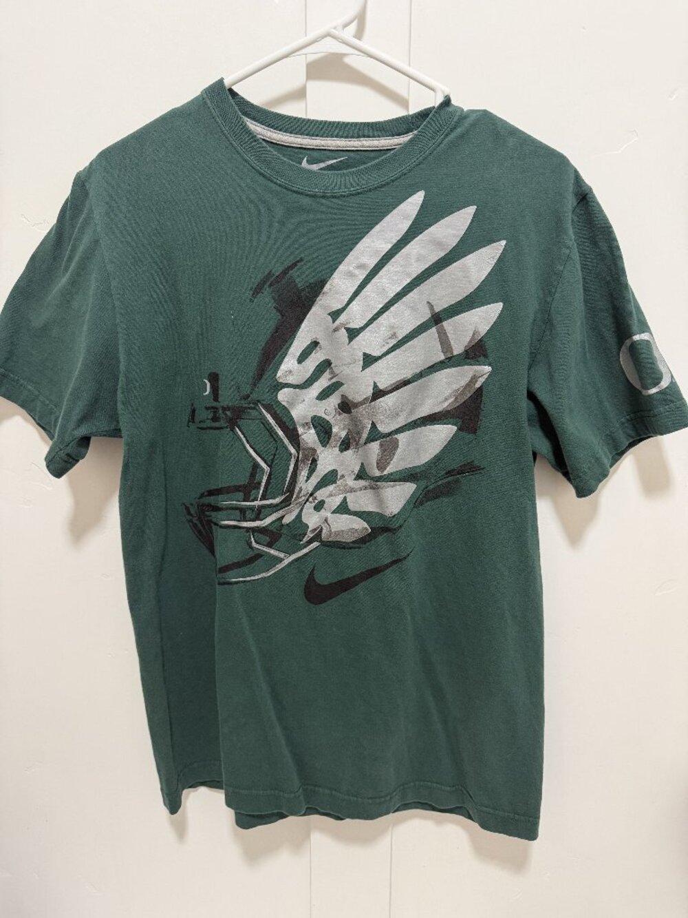 Nike Oregon Ducks Mens M Green Winged Helmet Graphic T-Shirt Standard Fit